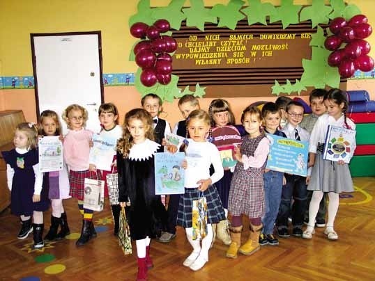 Rodzice chętnie posyłają pociechy do przedszkola m.in. dlatego, że dziecko lepiej się rozwija intelektualnie i emocjonalnie.