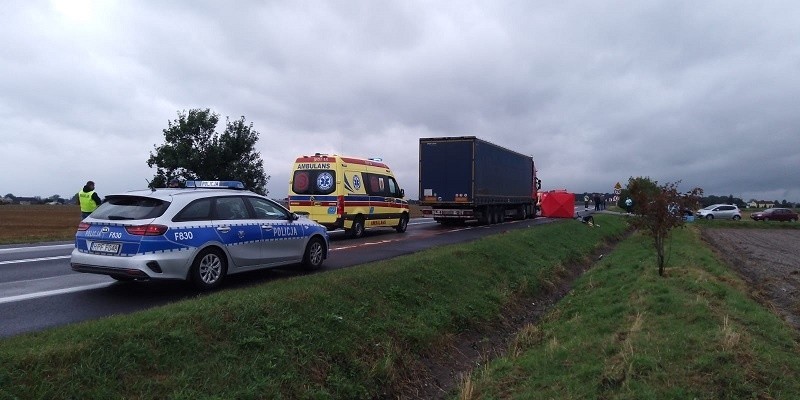 Tragedia pod Kutnem. Zginęła młodziutka kierująca i niewiele starszy pasażer ZDJĘCIA