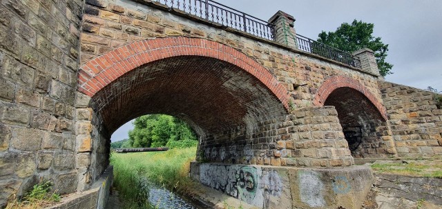 Rozpoczęła się przebudowa zabytkowego mostu w ciągu ul. Zaopusta nad rzeką Mleczną w Podlesiu. To perła architektoniczna dzielnicy Katowic. Od lat 90. most nie był remontowany. Prace potrwają do końca bieżącego roku.