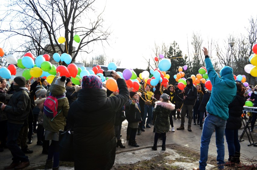 Balony z marzeniami odleciały w niebo. Fundacja "Pomóż Im" świętuje Dzień Dziecka z Chorobą Nowotworową [galeria]