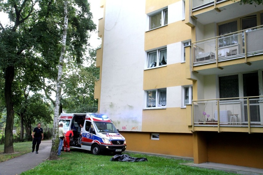 Wrocław: Tragedia przy ul. Mielczarskiego. Nie żyje kobieta, która wypadła z okna