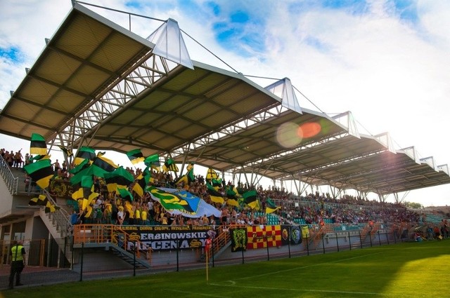 Trybuna południowa Stadionu Miejskiego w Tarnobrzegu wypełniła się w sobotnie popołudnie po brzegi.
