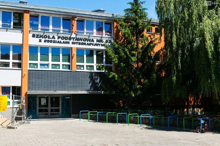 Miasto tłumaczy się z "oryginalnej" elewacji szkoły na szczecińskiej starówce [ZDJĘCIA] 