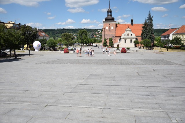 Stary Rynek we Włocławku w całej okazałości. Na jego przeciwległym końcu wznosi się późnogotycki kościół pw. św. Jana Chrzciciela