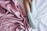 Czy spanie w skarpetkach jest zdrowe? Oczywiście, że tak! Ułatwia zasypianie, zapobiega skurczom nóg i wzbogaca życie seksualne