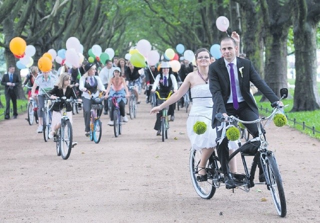 W Szczecinie głośny był ślub Wandy i Tomasza na rowerach. Ceremonia odbyła się na Różance.