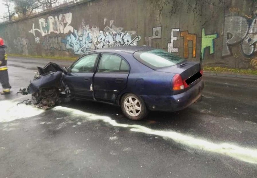 Urwane koło i silnik na jezdni - tak zakończył się wypadek...