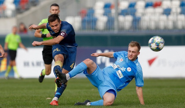 Tym strzałem Wojciech Reiman (z lewej) wyprowadził Stal na prowadzenie 2:1. Kapitan Stali swój niezły występ popsuł jednak głupią żółtą kartką za dyskusje z arbitrem, przez co będzie musiał pauzować w kolejnym meczu z Olimpią w Elblągu.