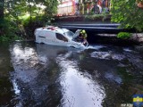 Wypadł z drogi i wjechał wprost do rzeki w Redzie. Był nietrzeźwy. Pomogli mu policjanci. Wypadek Reda 10.07.2022 | ZDJĘCIA