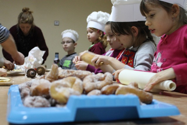 Dzieci z Tarnowca w gminie Lubsza smażą faworki.