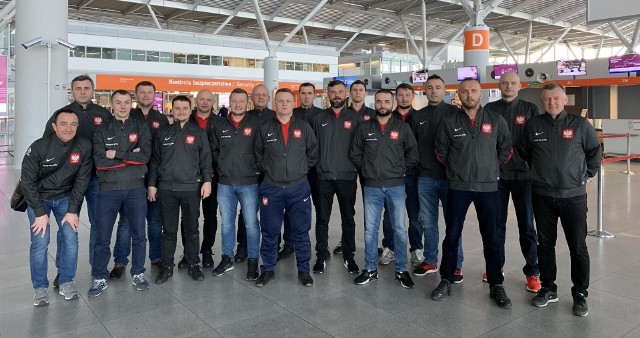 Reprezentacja Polski Księży już na lotnisku, przed wylotem na Mistrzostwa Europy Księży w halowej piłce nożnej w Czarnogórze.
