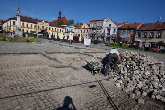 Kostka z bocheńskiego Rynku została zerwana w trakcie jego rewitalizacji, teraz można ją kupić za niewielkie pieniądze