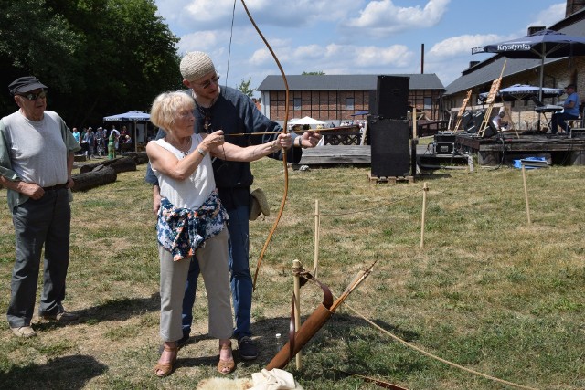 Wielka zabawa z tradycją w tle. W Ciechocinku odbył się festiwal „Łączy nas Wisła – Święto Soli”.Jedenasta edycja imprezy, której organizatorem było Towarzystwo Przyjaciół Ciechocinka, Urząd Miasta oraz Przedsiębiorstwo Uzdrowiskowe Ciechocinek przyciągnęła tłumy zainteresowanych.Prezentowali się ludowi artyści i rękodzielnicy, był też kram z regionalnymi specjałami. Goście mogli zobaczyć jak wytapia się z brązu oraz srebra, podziwiać pokazy tworzenia wyrobów ceramicznych metodą z czasów średniowiecza czy poznać trudną sztukę kowalstwa.  Amatorzy starodawnej broni próbowali zaś swoich sił strzelając do tarczy ze średniowiecznego łuku.Wśród gości festiwalu przechadzali się kujawiacy w tradycyjnych strojach ludowych, częstując chlebem oraz solą z ciechocińskiej warzelni. Pojawiły się także stoiska z tradycyjnym jadłem, m.in. gęsiną.Między eksponatami 186-letniego muzeum przechadzały się tłumy zainteresowanych.  Otwarto również wystawę fotogramów związaną z produkcją soli, jej świętem i rzeką Wisłą.