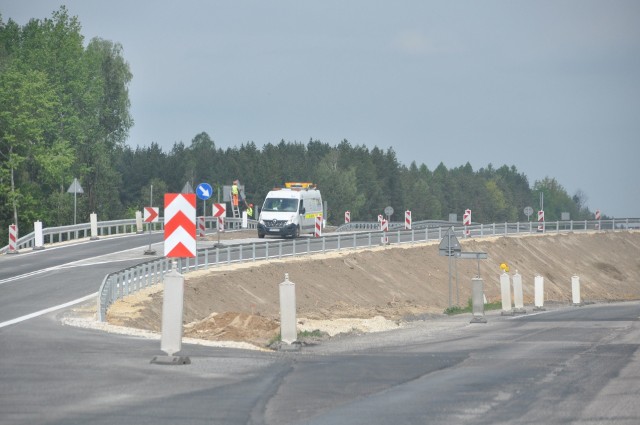 Dokładnie w tym miejscu, na granicy Mazowsza i województwa świętokrzyskiego kończy się budowa trasy S7. Tu zacznie się natomiast kolejny odcinek ekspresówki do Skarżyska-Kamiennej.
