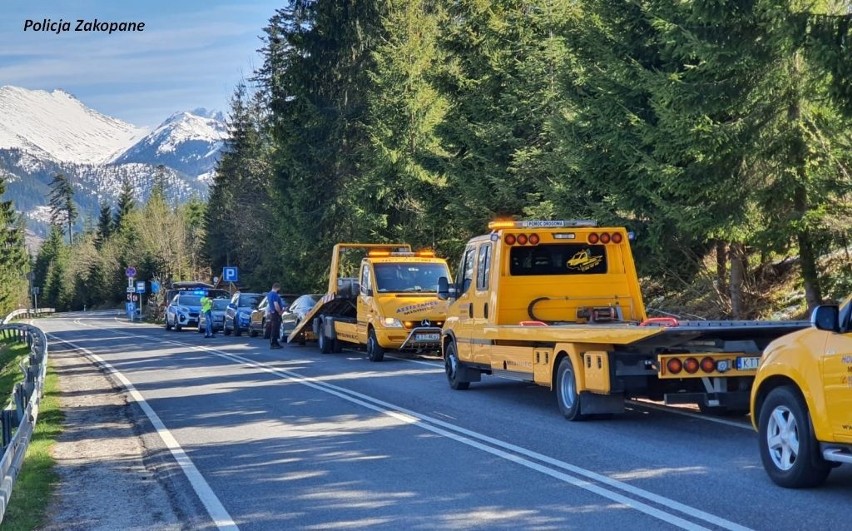 Tatry. Policja nie żartowała. Odholowała już pierwsze auta turystów [ZDJĘCIA]