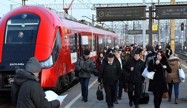 Nowoczesny pociąg BiT City z Torunia na dworcu Bydgoszcz Główna