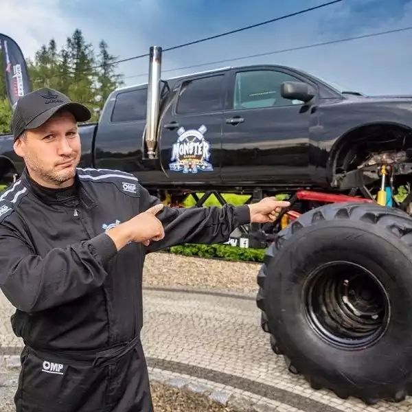 Samochód ma 10 metrów długości i waży 7 ton. Jako baza do jego budowy posłużył japoński nissan titan. Z tego auta pochodzi kabina i potężny silnik benzynowy V8 o pojemności 5,6-litra. Nadwozie jest jednak rozbudowane o dodatkowe elementy, wykonane na zamówienie. Spód pojazdu to przede wszystkim zaprojektowana w Dynowie rama, do której zamocowano m.in. elementy z samochodów ciężarowych. Potężne, 26-calowe koła pochodzą z rosyjskiego ciągnika kirowiec. Amortyzatory to także elementy ciężarówki, ale odpowiednio zaadaptowane na potrzeby tego potwora.