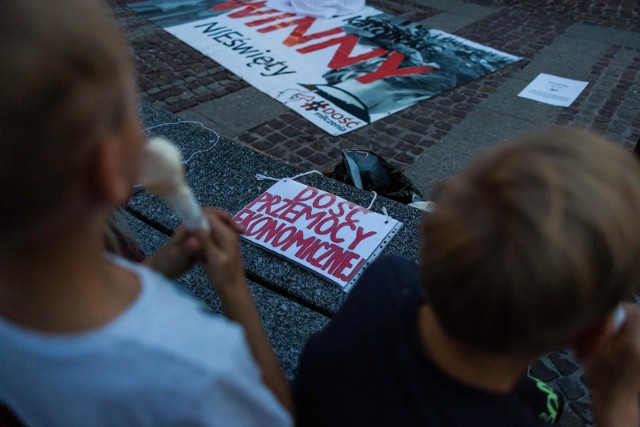 Między 22 a 28 lutego policjanci pionów dochodzeniowo-śledczych w poszczególnych komisariatach będą udzielać konsultacji osobom, które stały się ofiarami przestępstw. To w ramach ogólnopolskiej akcji „Tydzień Pomocy Osobom Pokrzywdzonym Przestępstwem”.Zdjęcie ilustracyjne.