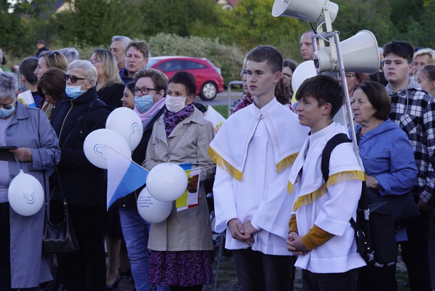 O godzinie 19:30 wierni udali się ze świątyni na czuwanie...