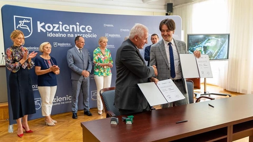 Rekordowe inwestycje w ramach Polskiego Ładu za ponad 52 miliony złotych będą w gminie Kozienice. Właśnie podpisano umowy. Zobacz zdjęcia