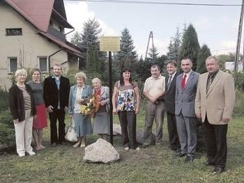 W uroczystości odsłonięcia pamiątkowej tablicy uczestniczyła rodzina Stanisława Jagielskiego oraz przedstawiciele gminy Wieliczka i osiedla Ogrodowego Fot. archiwum UMiG Wieliczka