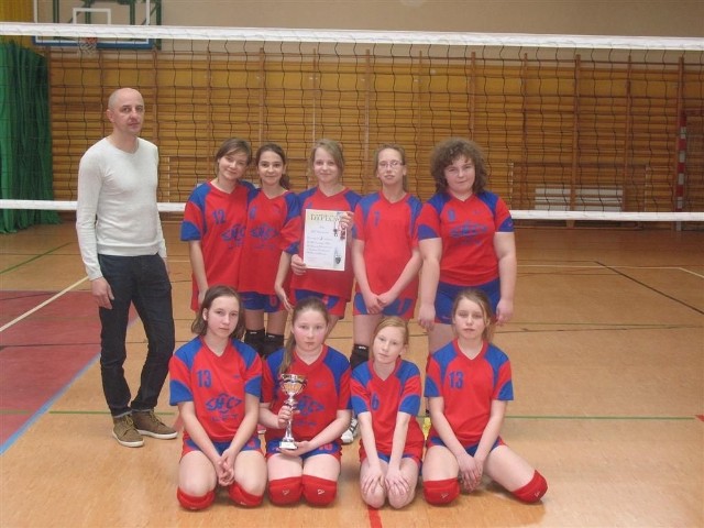 Drużyna dziewcząt ze Szkoły Podstawowej Nieświń triumfowała w turnieju mini piłki siatkowej w Fałkowie. 