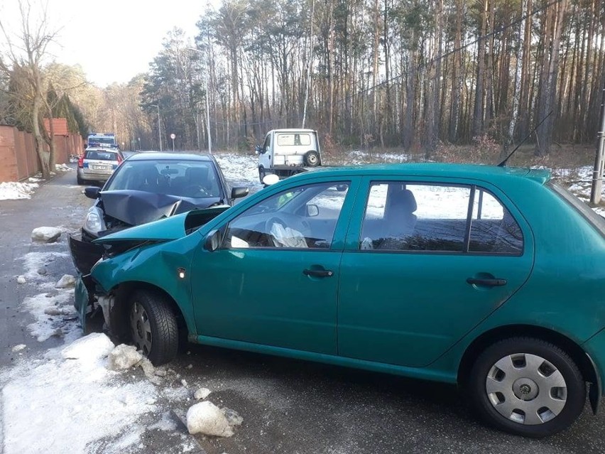 W Jagodowie (powiat bydgoski) zderzyły się dwa auta osobowe:...