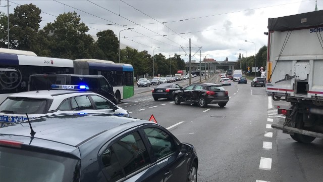 Zderzenie dwóch aut osobowych na zjeździe z Mostu Długiego w Szczecinie