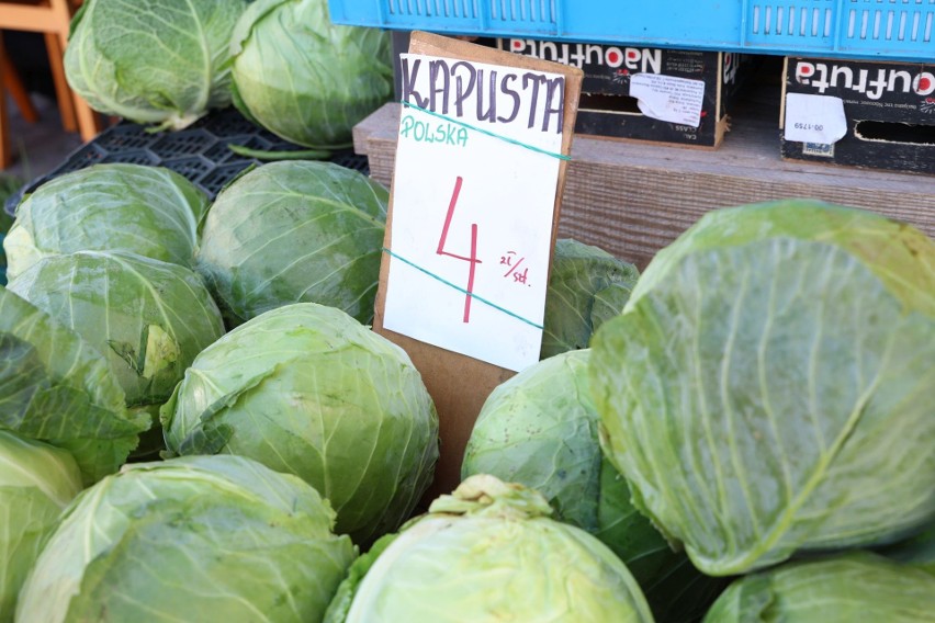 Duży wybór świeżych warzyw i owoców na kieleckich bazarach we wtorek 3 października. Po ile śliwki, gruszki, jabłka i pigwa? Sprawdź ceny