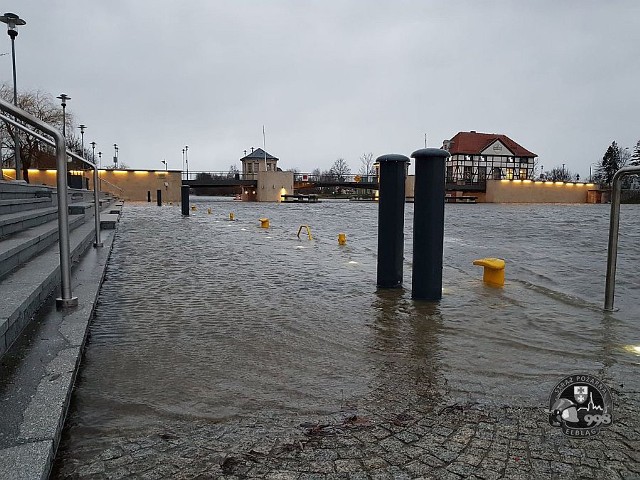 Poziom wody w rzece Elbląg przekroczył o 37 cm stan alarmowy