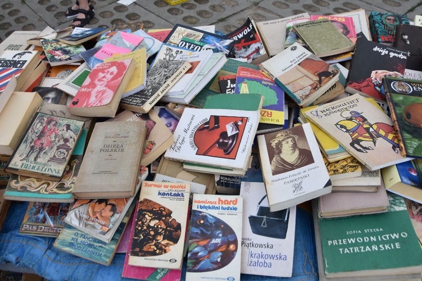Tysiące książek do sprzedania na giełdzie w Sandomierzu. Od klasyków literatury po największe bestsellery beletrystyki!