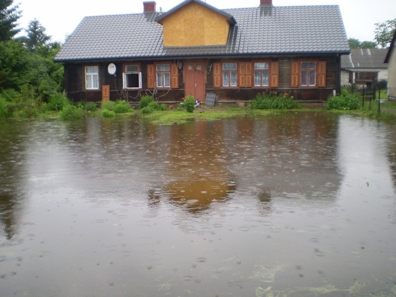 Nocna ulewa zalała ulice w Małkini