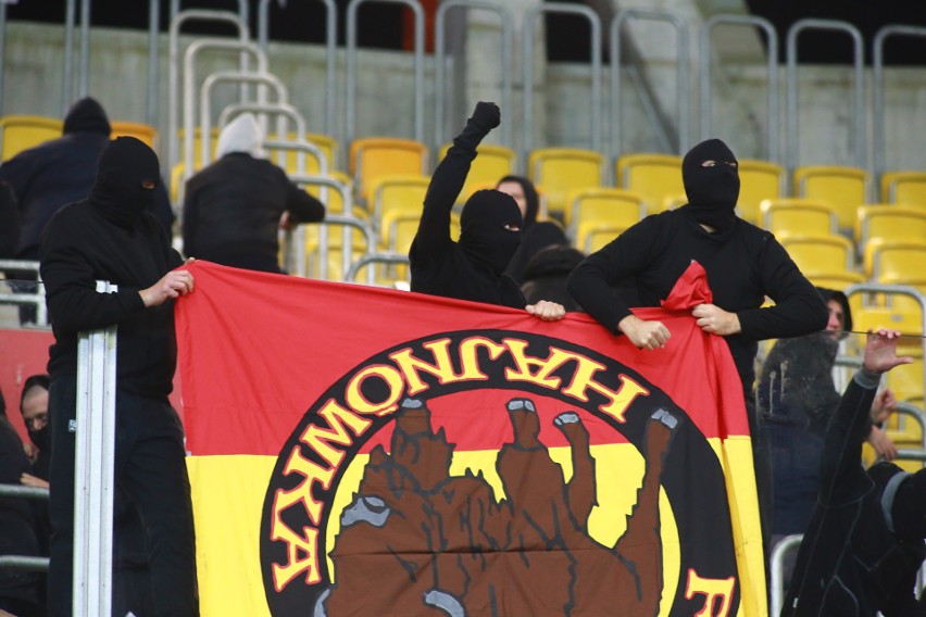 Kibice Legii spalili flagi Jagiellonii na meczu Jagiellonia...