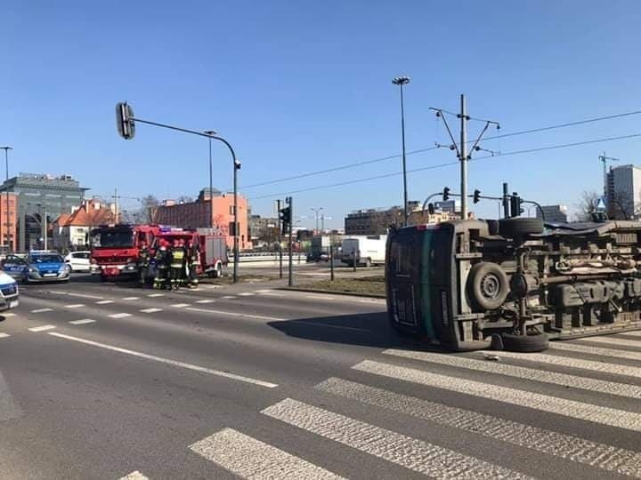 Groźny wypadek na skrzyżowaniu al. Mickiewicza z ul. Żeromskiego ZDJĘCIA