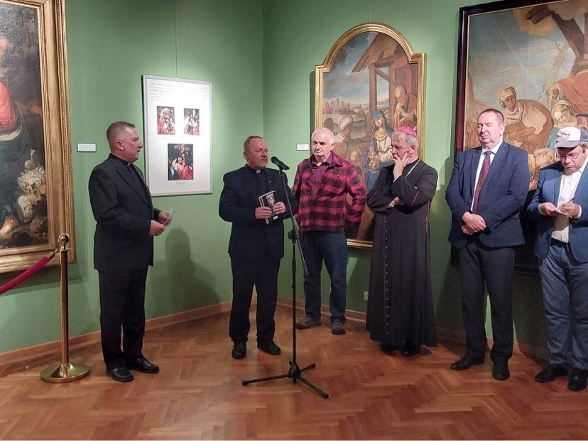 Obraz „Pokłon Trzech Króli” z kościoła w Skalbmierzu na wystawie w Kielcach. Można go oglądać w Muzeum Diecezjalnym. Zobaczcie zdjęcia 