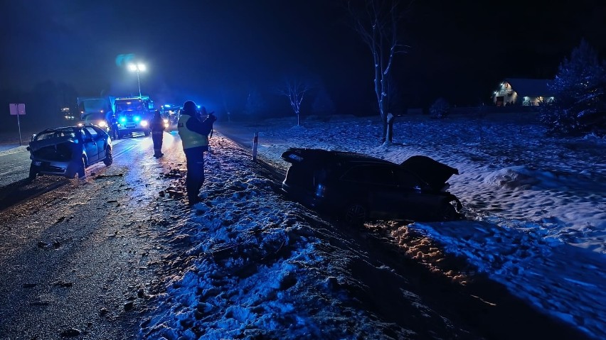Zderzenie dwóch samochodów na drodze krajowej numer 74 w miejscowości Przełom. Jedna osoba w bardzo ciężkim stanie