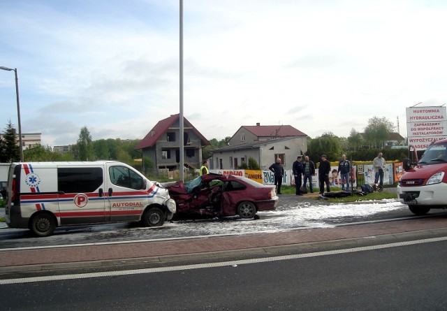 Ambulans uderzył w bok bmw.