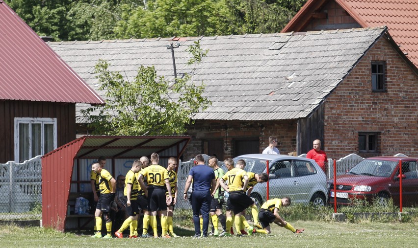 Herkules Trzebuska kontra Trzeboś derby w klasie B.