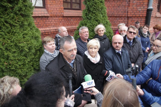 Członkowie „Solidarności” spotkali się z mediami przed Sądem Rejonowym we Włocławku