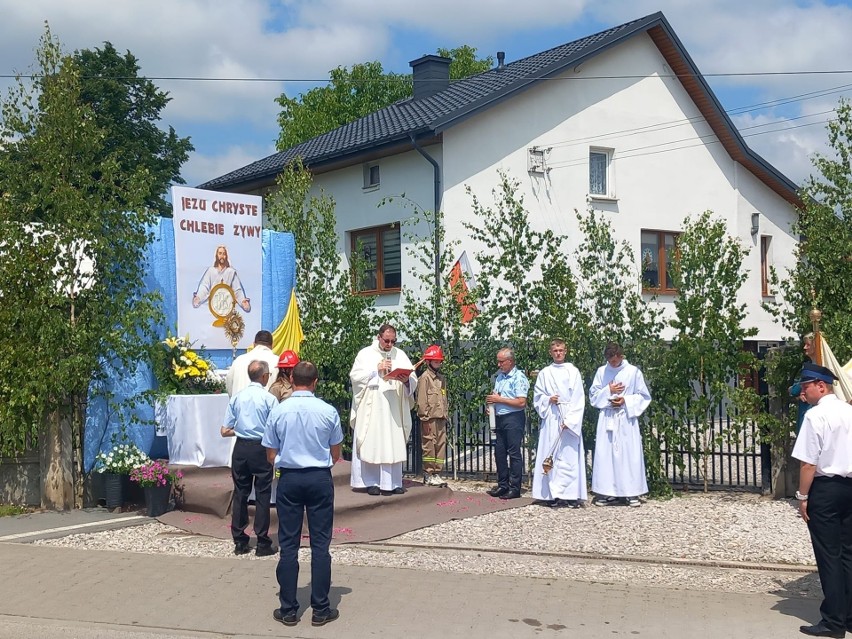 W procesji w Skrzyńsku przeszły setki osób.