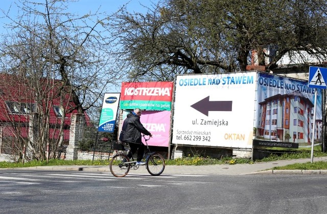 Na ulicy Kaszubskiej ścieżka rowerowa jest wyznaczona tylko na chodniku po jednej stronie. Część rowerzystów jeździ jednak również tam, gdzie nie powinna