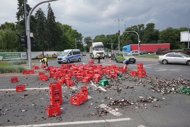 W poniedziałek, 20 lipca doszło do nietypowego zdarzenia na rondzie Obornickim w Poznaniu. Z samochodu ciężarowego przewożącego butelki po piwie wypadło kilkadziesiąt skrzynek. Na miejscu są utrudnienia w ruchu.Przejdź do następnego zdjęcia ------>