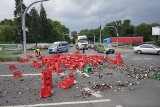 Rozbite butelki po piwie i utrudnienia na rondzie Obornickim. Z samochodu ciężarowego wypadło kilkadziesiąt skrzynek. Zobacz zdjęcia!