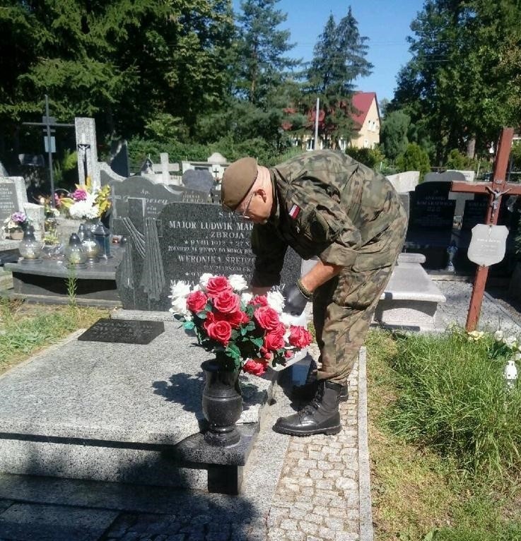 Porządkowanie miejsc pamięci celem uczczenia 76. rocznicy wybuchu Powstania Warszawskiego