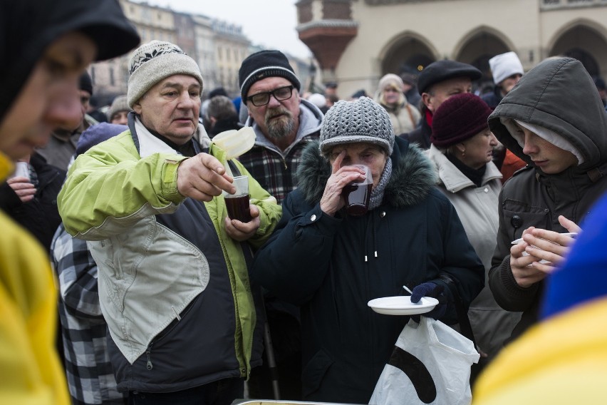 Na krakowskim Rynku wigilia dla bezdomnych i potrzebujących [ZDJĘCIA, WIDEO]