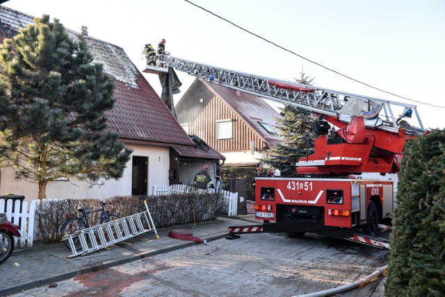 Pożar domu jednorodzinnego, zdjęcie ilustracyjne
