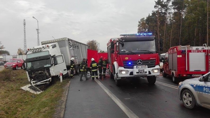 Ten samochód ciężarowy zderzył się z busem na "siódemce" w...