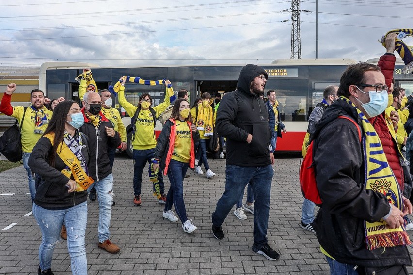 Kibice Manchesteru United i Villarrealu przed stadionem w Gdańsku. Jedni i drudzy z wiarą w wygranie Ligi Europy [zdjęcia]