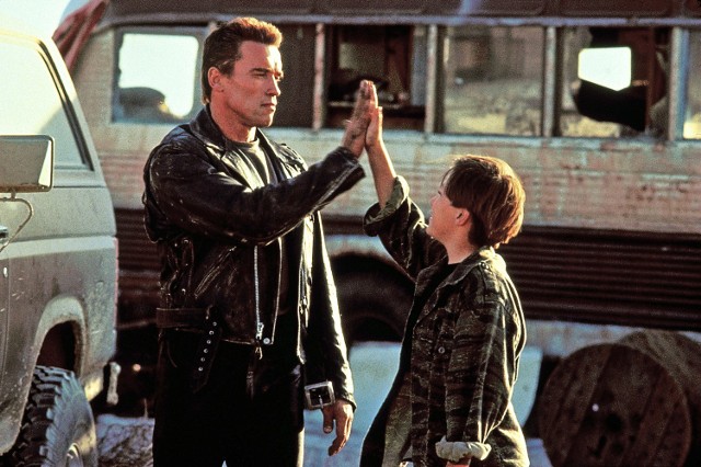 Joseph Baena urodził się 2 października 1997 roku. Ma więc 25 lat. Jest nieślubnym synem Arnolda Schwarzeneggera i Mildred Patricii Baena. O tym, że jego ojcem jest Arnold Schwarzenegger dowiedział się, gdy miał 13 lat. Media nagłośniły ten fakt dzień po tym, jak zakończyła się kadencja Arnolda Schwarzeneggera na stanowisku gubernatora. Na zdjęciu Edward Furlong i Arnold Schwarzenegger w filmie "Terminator 2: Dzień sądu" (Terminator 2 - Judgment Day). Rok 1991.Tak wygląda Joseph Baena, syn Arnolda Schwarzeneggera. Zobaczcie zdjęcia >>>>