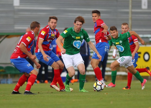 Raków (czerwono-niebieskie stroje) grał w tym sezonie z Wartą i pewnie wygrał z nią w Poznaniu 2:0